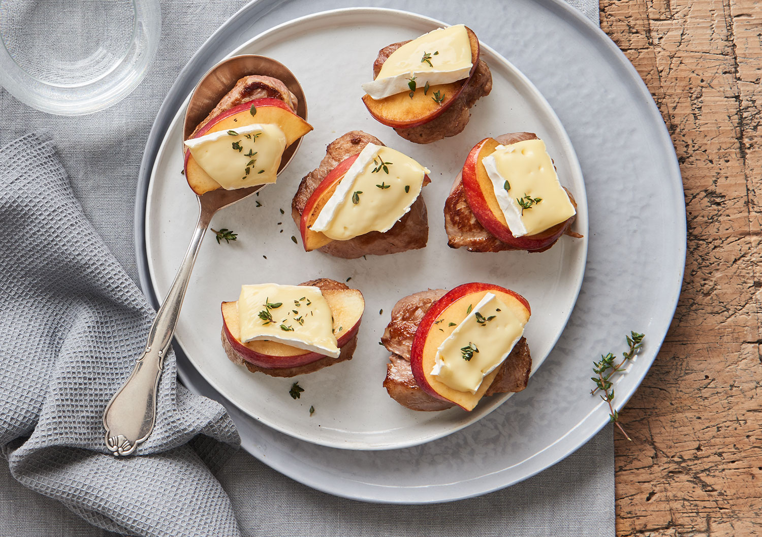 Schweinefiletmedaillons mit Apfel und Camembert - BAER